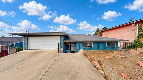 9515 Castlewood Street, Oakland, CA, 94605 | Card Image