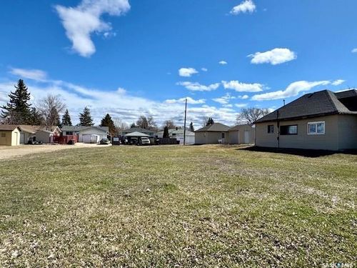 135 3rd Ave Se, Swift Current, SK, S9H3K3 | Card Image