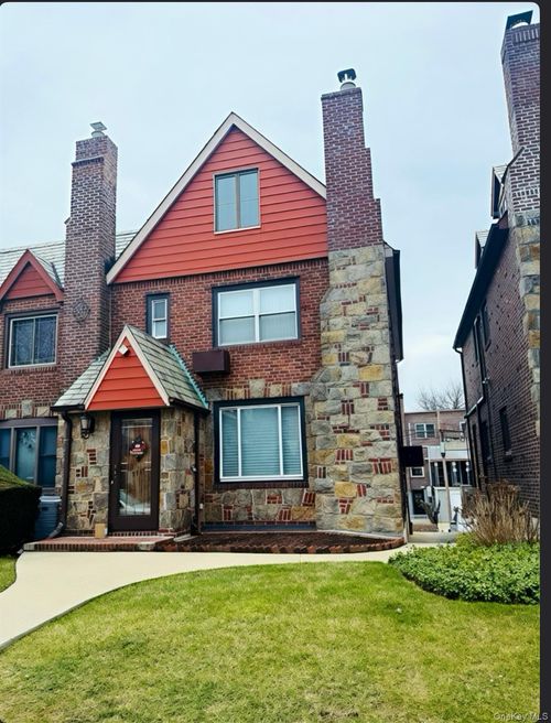 7717 82nd St, Glendale, NY, 11385-7634 | Card Image