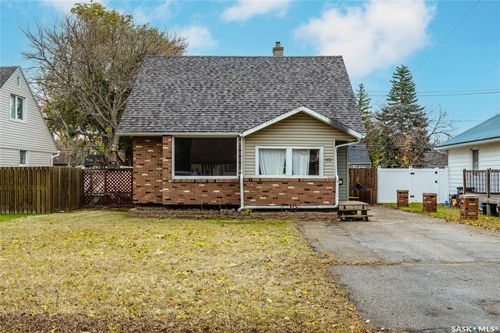 1131 7th Ave Nw, Moose Jaw, SK, S6H4C6 | Card Image