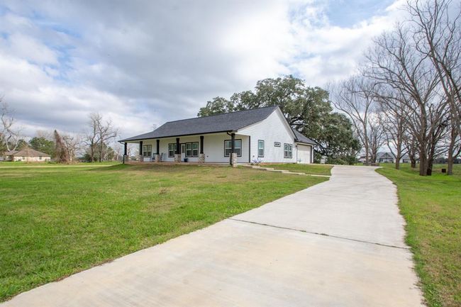 202 Horse Shoe Trl, House other with 3 bedrooms, 2 bathrooms and 2 parking in Angleton TX | Image 36