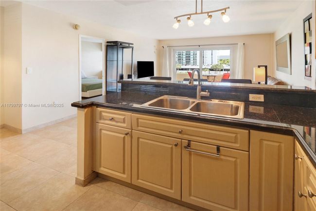 APT-403 - 220 Kings Point Dr, Condo with 1 bedrooms, 1 bathrooms and null parking in Sunny Isles Beach FL | Image 13