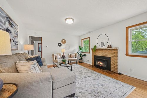 2733 Parkview Blvd, Robbinsdale, MN, 55422-3748 | Card Image