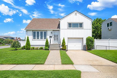 4 Martha St, Freeport, NY, 11520-6211 | Card Image