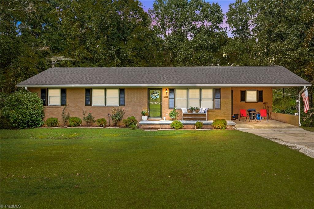 Bluejay Dr, Greensboro, NC 27407