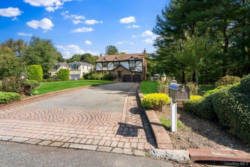 43 Pelican Ct, Syosset, NY, 11791-2205 | Card Image