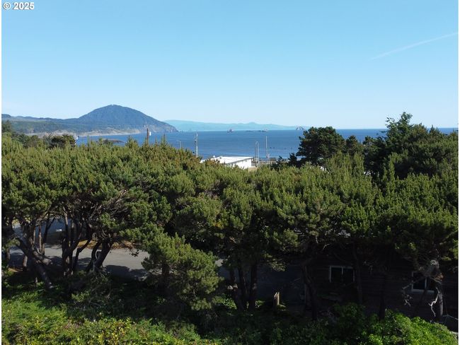 220 8 Th St, House other with 4 bedrooms, 3 bathrooms and 2 parking in Port Orford OR | Image 4