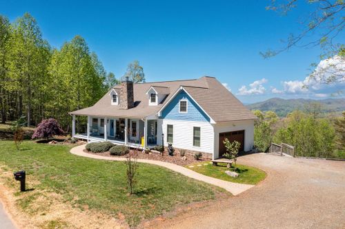 935 White Oak Dr, Warne, NC, 28909-7739 | Card Image