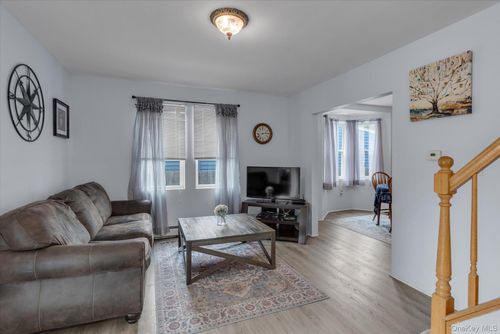 23 E 24th St, Huntingtn Sta, NY, 11746-3701 | Card Image