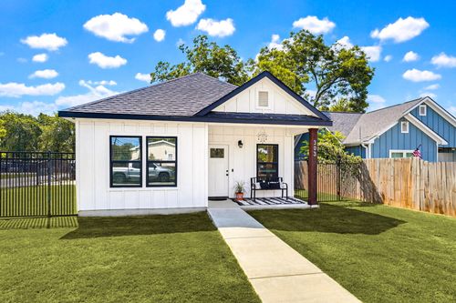 303 Pine Avenue, Luling, TX, 78648 | Card Image