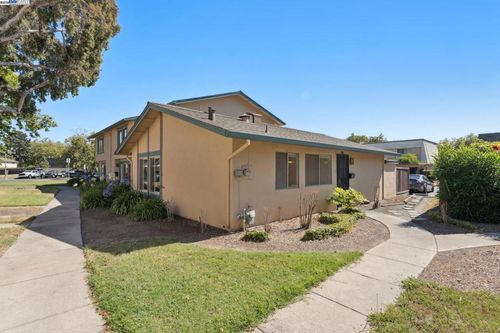 27439 Ponderosa Ct, Hayward, CA, 94545-4128 | Card Image