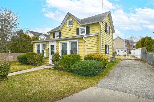 46 Cedar St, Amityville, NY, 11701-3115 | Card Image