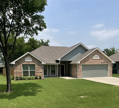700 E Walcott St, Pilot Point, TX, 76258-3724 | Card Image