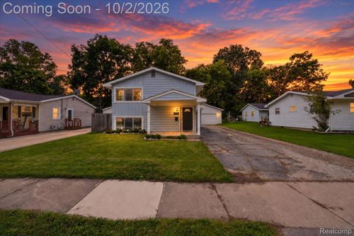 917 N East St, Fenton, MI, 48430-1517 | Card Image