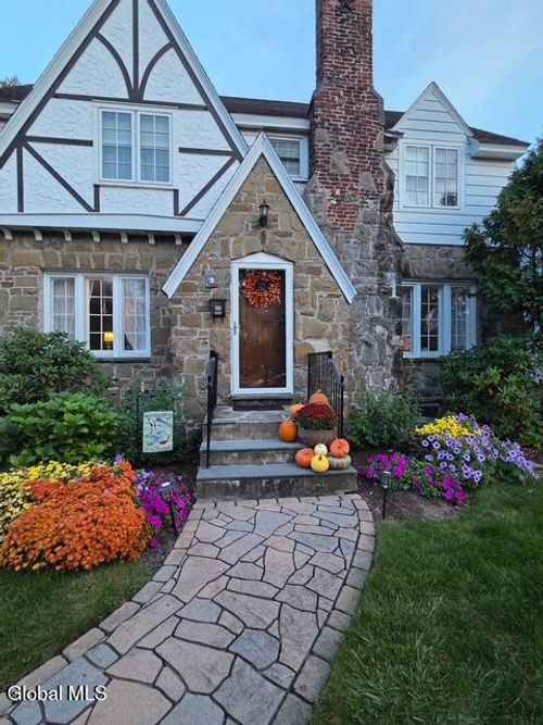 846 Wright Ave, Schenectady, NY, 12309-6055 | Card Image