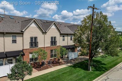 215 Madison Street, Condo with 2 bedrooms, 2 bathrooms and null parking in Brighton MI | Image 1