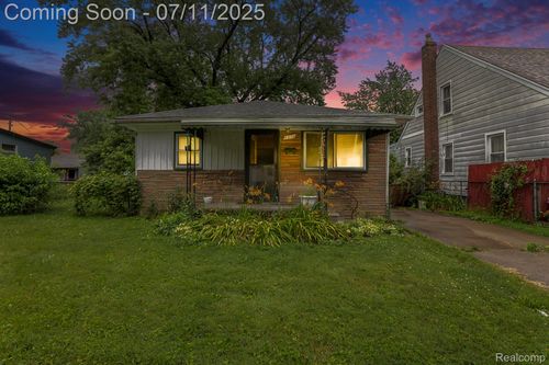 8270 Maxwell Ave, Warren, MI, 48089-2343 | Card Image