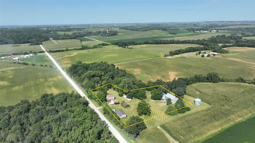 4617 Durow Rd, Center Point, IA, 52213-9607 | Card Image