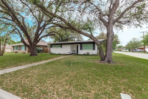 2945 Randy Ln, Farmers Branch, TX, 75234-6428 | Card Image