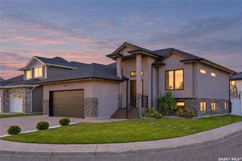 225 Cowan Cres, House with 5 bedrooms, 3 bathrooms and 5 parking in Martensville SK | Card Image