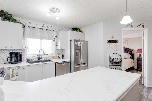 8429 - 304 Mackenzie Way Sw, Home with 2 bedrooms, 2 bathrooms and 2 parking in Airdrie AB | Image 5