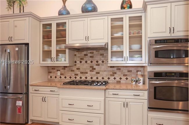 All kitchen cabinets have undermounted accent lighting and LED above-cabinet lighting, as well. | Image 31