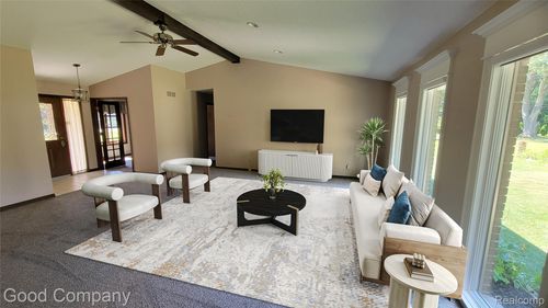 11027 Russell St, Utica, MI, 48317-5819 | Card Image