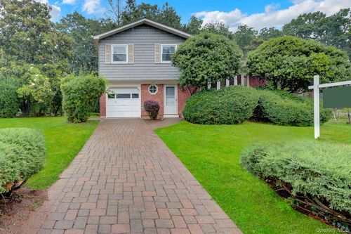 135 Atlantic Pl, Smithtown, NY, 11788-4444 | Card Image