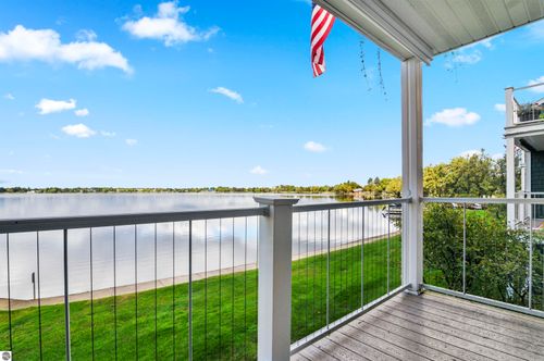 658 S Lake St, Cadillac, MI, 49601-2102 | Card Image
