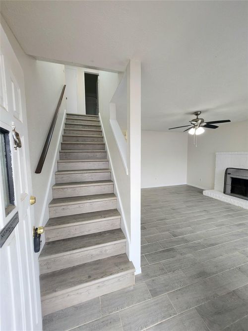 10047 Emerald Creek Dr, Houston, TX, 77070-6118 | Card Image