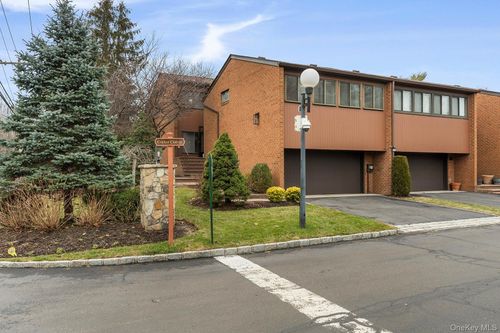 2 Cricket Club Dr, Roslyn, NY, 11576-2910 | Card Image