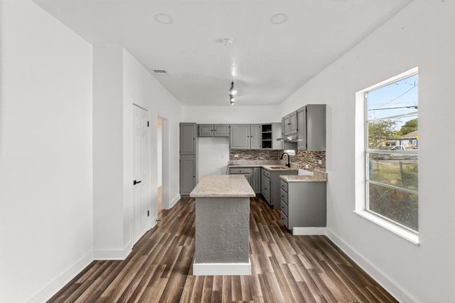 227 Carroll St, House other with 4 bedrooms, 2 bathrooms and 1 parking in San Antonio TX | Image 4