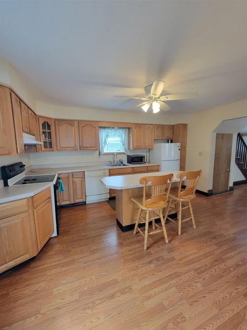 951 Gage St, Bennington, VT, 05201-2069 | Card Image