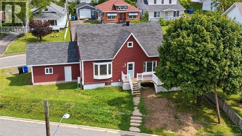470 Riverside Dr, House with 3 bedrooms, 2 bathrooms and null parking in Bathurst NB | Card Image
