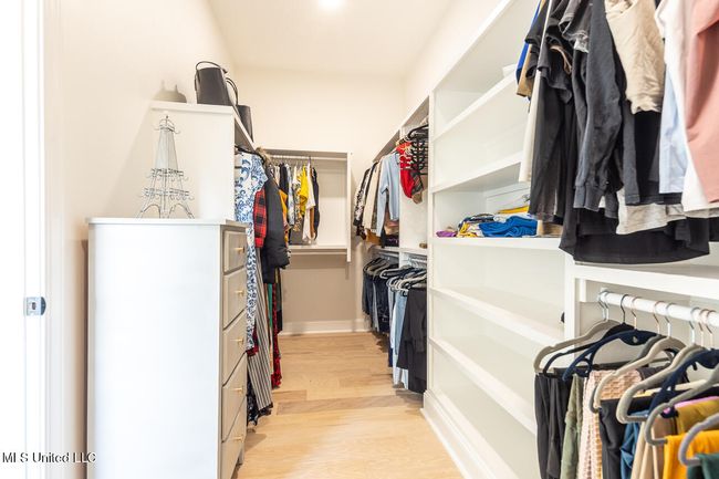 Walk-in closet | Image 16