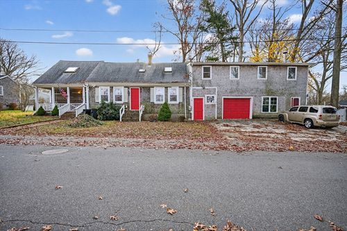 40 Golf St, Dartmouth, MA, 02747-2828 | Card Image