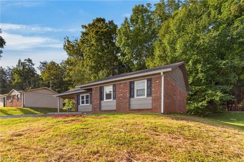 220 Mountview Dr, Mocksville, NC, 27028-2837 | Card Image