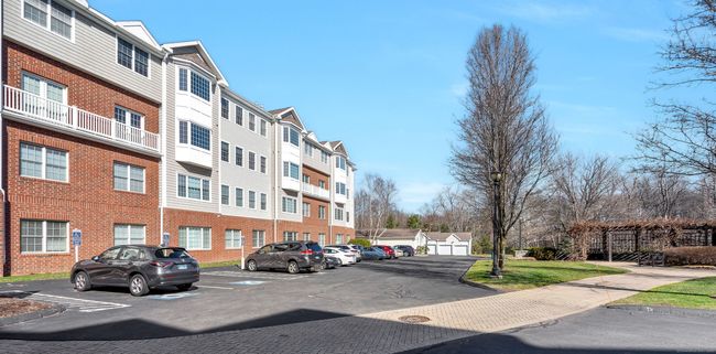 UNIT-211 - 1 King Philip Dr, Condo with 2 bedrooms, 2 bathrooms and null parking in West Hartford CT | Image 34