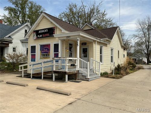 415 N Broad St, Carlinville, IL, 62626-1305 | Card Image