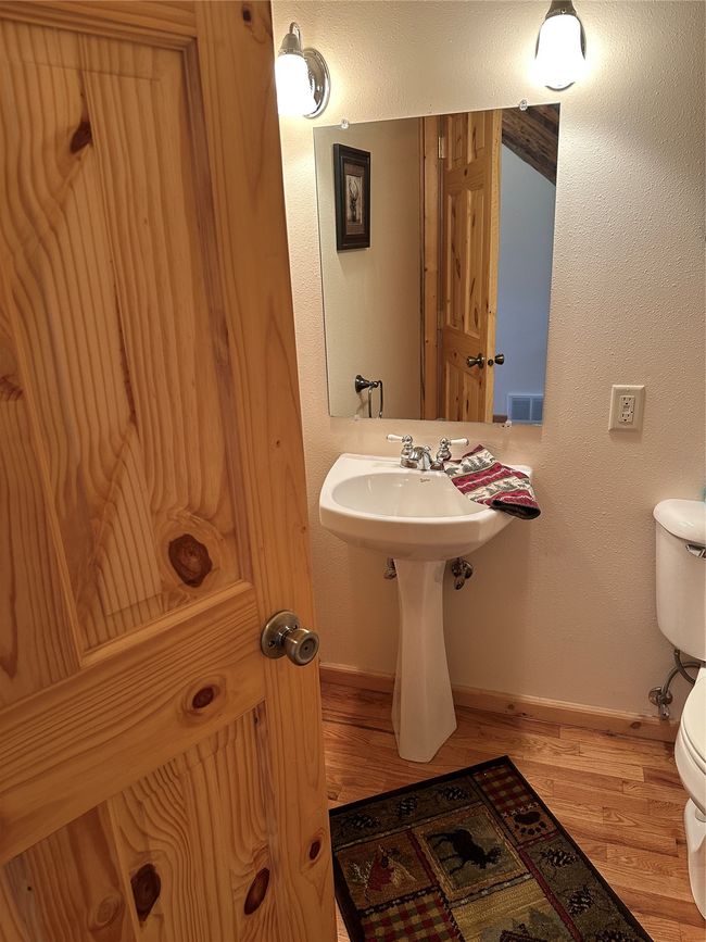 Main level 1/2 Bath off the entry | Image 15
