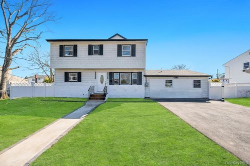 90 30th St, Copiague, NY, 11726-2615 | Card Image