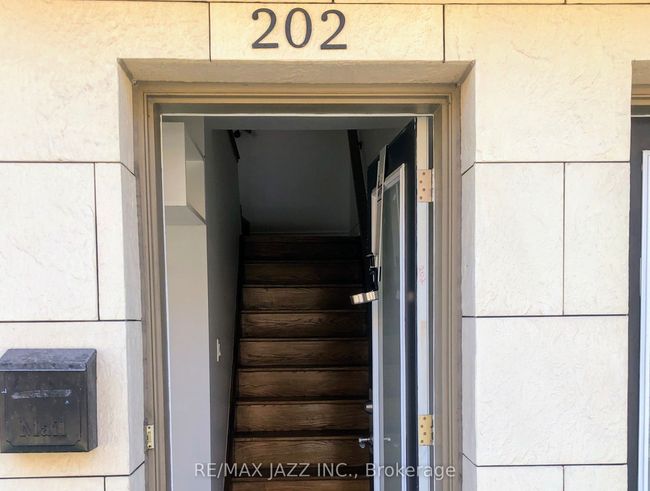 202 - 1303 Bayview Ave, Home with 2 bedrooms, 1 bathrooms and null parking in Toronto ON | Image 4