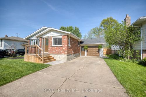 92 Royal Oak Dr, Welland, ON, L3C5V9 | Card Image
