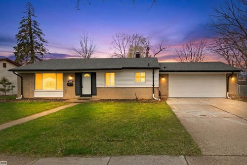 33043 Fraser Ave, Fraser, MI, 48026-1712 | Card Image