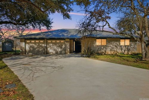 10 Broken Ski Cir, New Braunfels, TX, 78130-8419 | Card Image