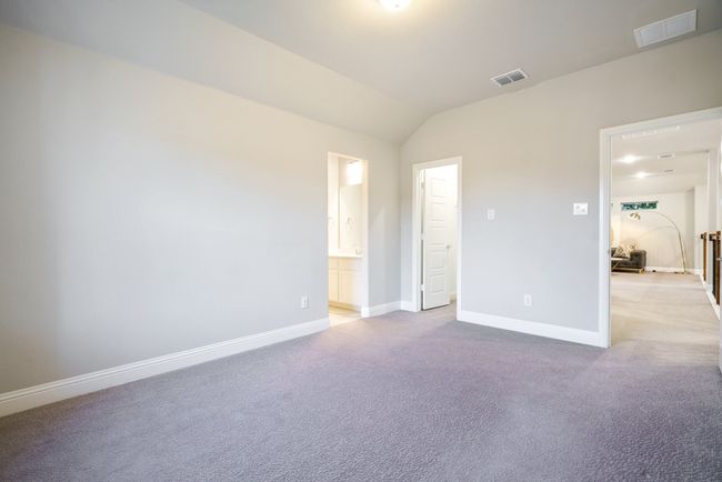 Upstairs bedroom 1 with ensuite bath and walk in closet | Image 28