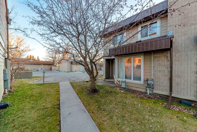 604 - 4740 46 Avenue Sw, Home with 3 bedrooms, 1 bathrooms and 2 parking in Calgary AB | Image 3
