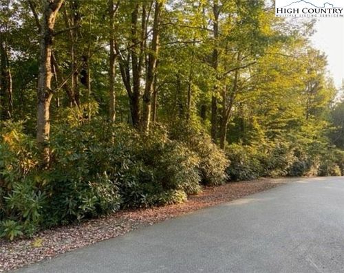 6285 Upper Creek Dr, Newland, NC, 28657-7340 | Card Image