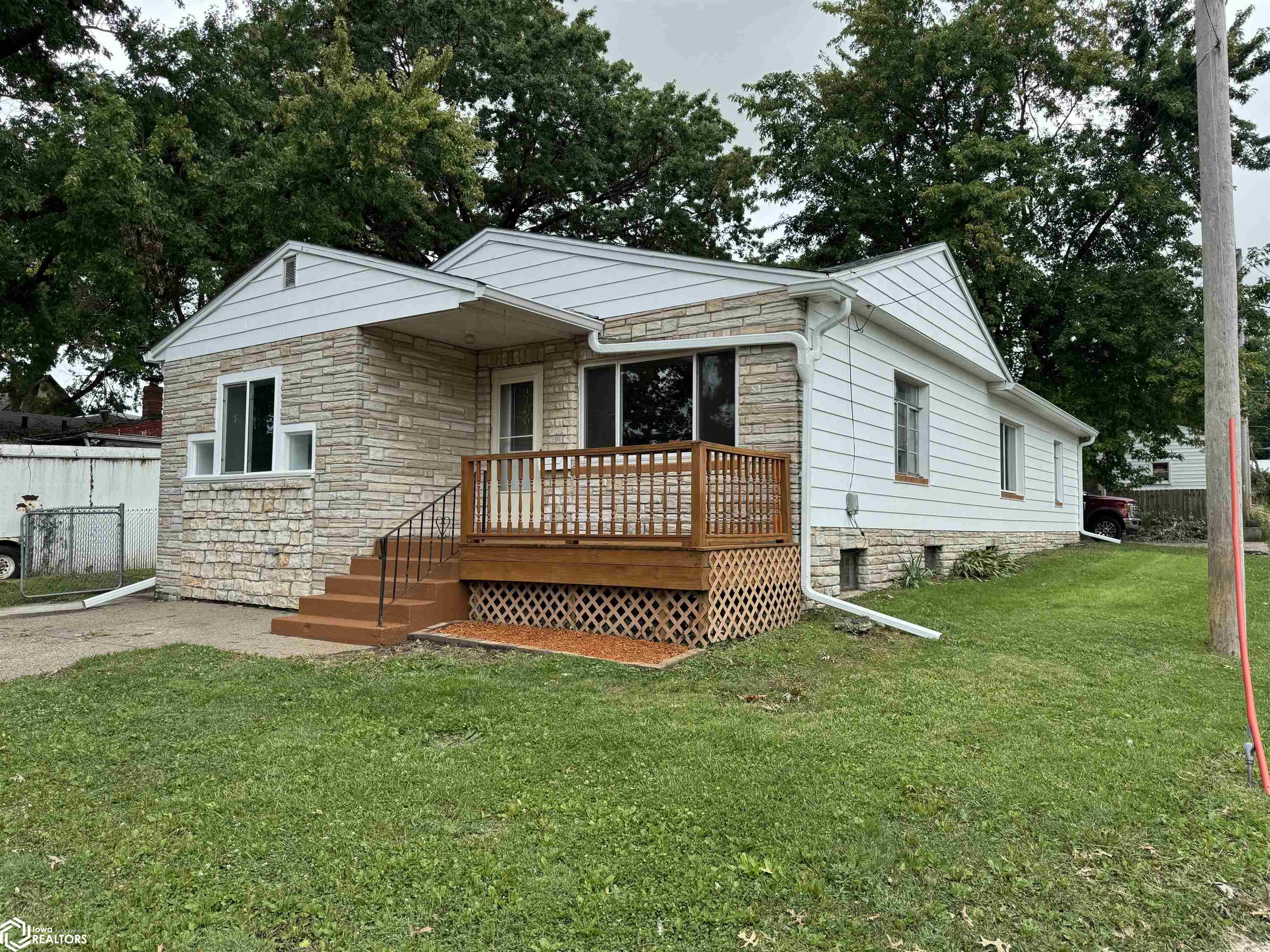 Caroline St, Burlington, IA 52601