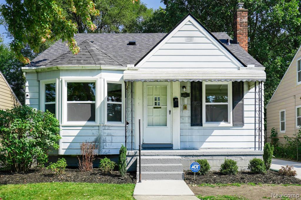Elkhart St, Harper Woods, MI 48225